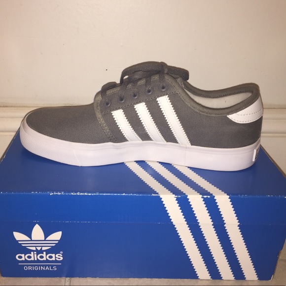 Gray adidas size 7.0 in women and 5.5 in men - Picture 3 of 5